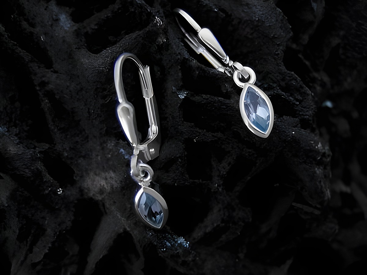 Blautopas Ohrhänger aus Sterling Silber von Juwelier Harnisch, elegant und funkelnd, mit einem klaren Stein in marquise Form, perfekt für jedes Outfit. – Ansicht 2