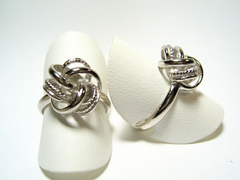 Designer Silber Ring rhodiniert in Knotenform ohne Stein, Hersteller Juwelier Harnisch, elegant präsentiert auf einem weißen Ringpolster.