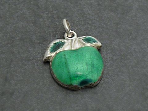 Silber Anhänger in Form eines interessanten grünen Apfels mit feinen Details und Blättern, Hersteller Juwelier Harnisch, ideal für Pflanzenliebhaber.