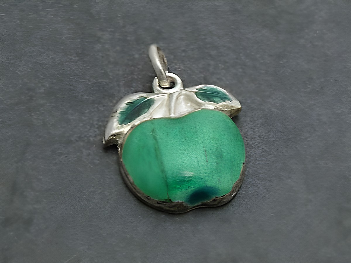 Silber Anhänger in Form eines interessanten grünen Apfels mit feinen Details und Blättern, Hersteller Juwelier Harnisch, ideal für Pflanzenliebhaber.
