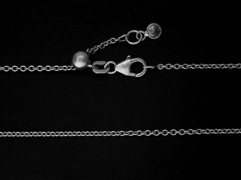 Silberkette Rundanker 925 Sterling Silber rhodiniert, verstellbare Länge bis 45 cm, hergestellt von Juwelier Harnisch, detailreiche Darstellung des Verschlusses und der Glieder.