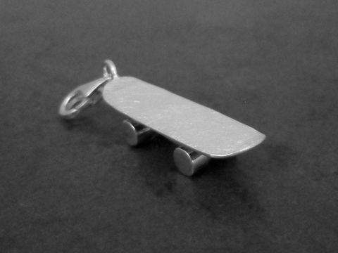 Skateboard Charms Anhänger aus Sterling Silber von Juwelier Harnisch, mit Karabiner, filigranes Design, ideal für Schmuckliebhaber und Skateboard-Fans.