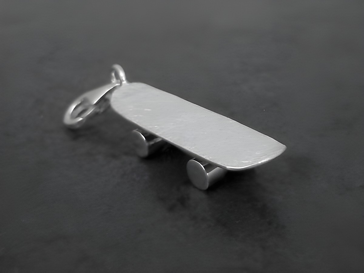 Skateboard Charms Anhänger aus Sterling Silber von Juwelier Harnisch, mit Karabiner, filigranes Design, ideal für Schmuckliebhaber und Skateboard-Fans.