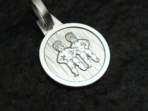 Sterling Silber Sternzeichen Anhänger Zwillinge von Juwelier Harnisch, zeigt zwei stilisierte Figuren in einem kreisförmigen Design, geeignet für den persönlichen Schmuckstil.