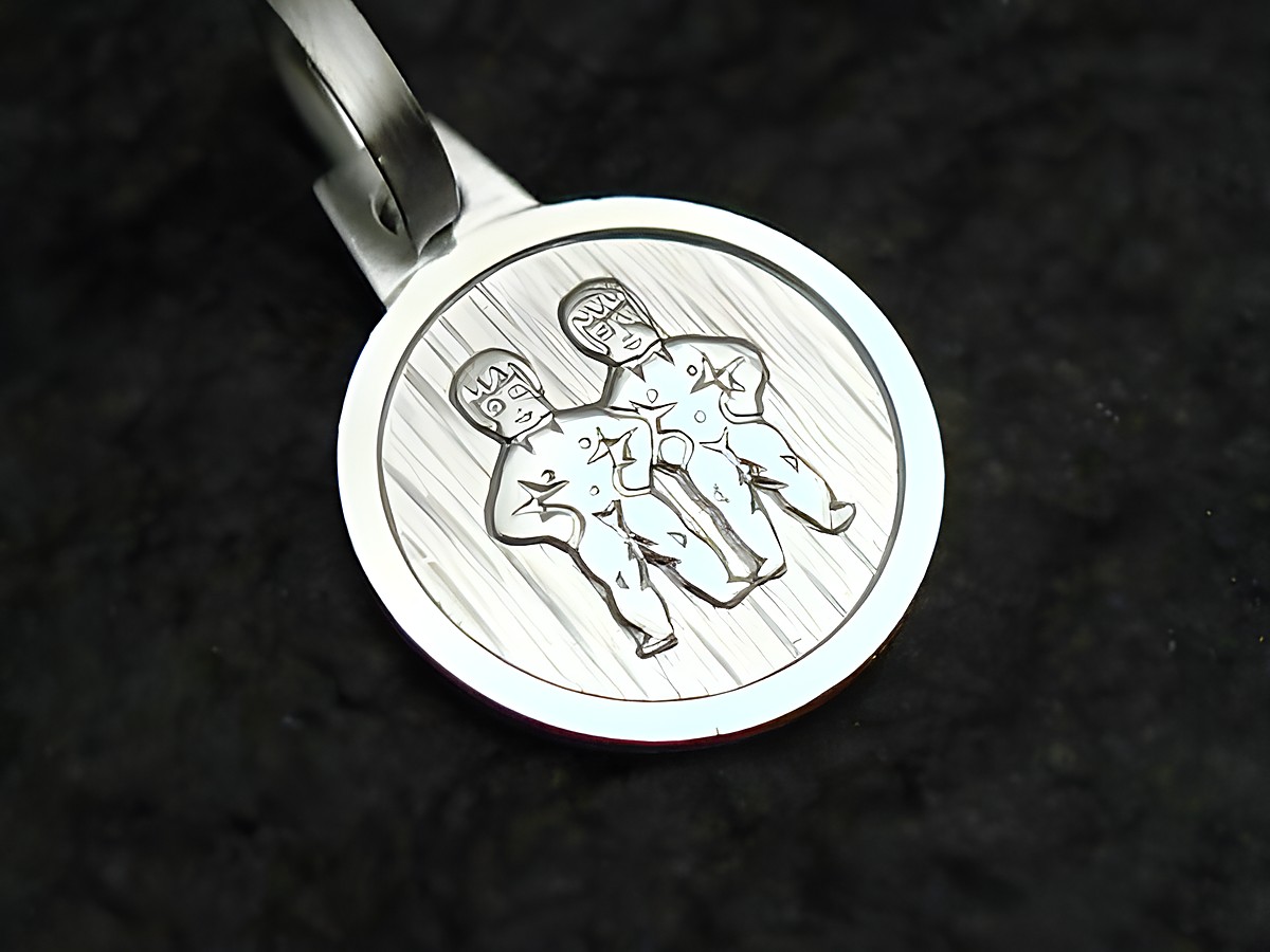Sterling Silber Sternzeichen Anhänger Zwillinge von Juwelier Harnisch, zeigt zwei stilisierte Figuren in einem kreisförmigen Design, geeignet für den persönlichen Schmuckstil.