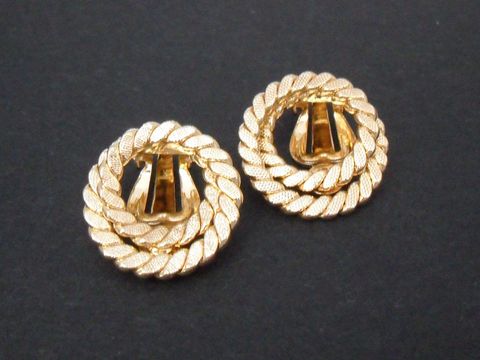71934-0 Edelsteinfarbene Ohrclips von Juwelier Harnisch mit einem Durchmesser von 19,9 mm, zeitloses Design, goldfarbene echte Goldauflage in geflochtener Optik.