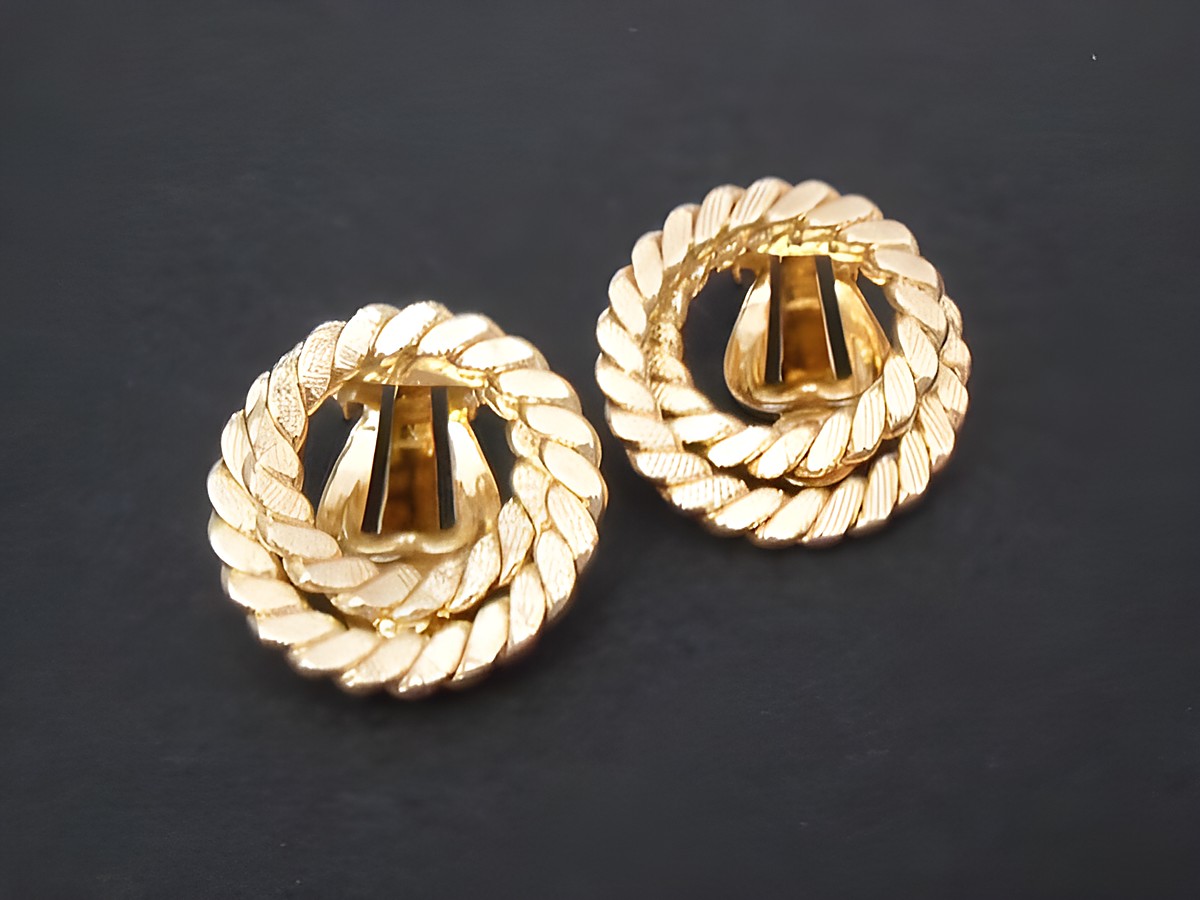 Edelsteinfarbene Ohrclips von Juwelier Harnisch mit einem Durchmesser von 19,9 mm, zeitloses Design, goldfarbene echte Goldauflage in geflochtener Optik.