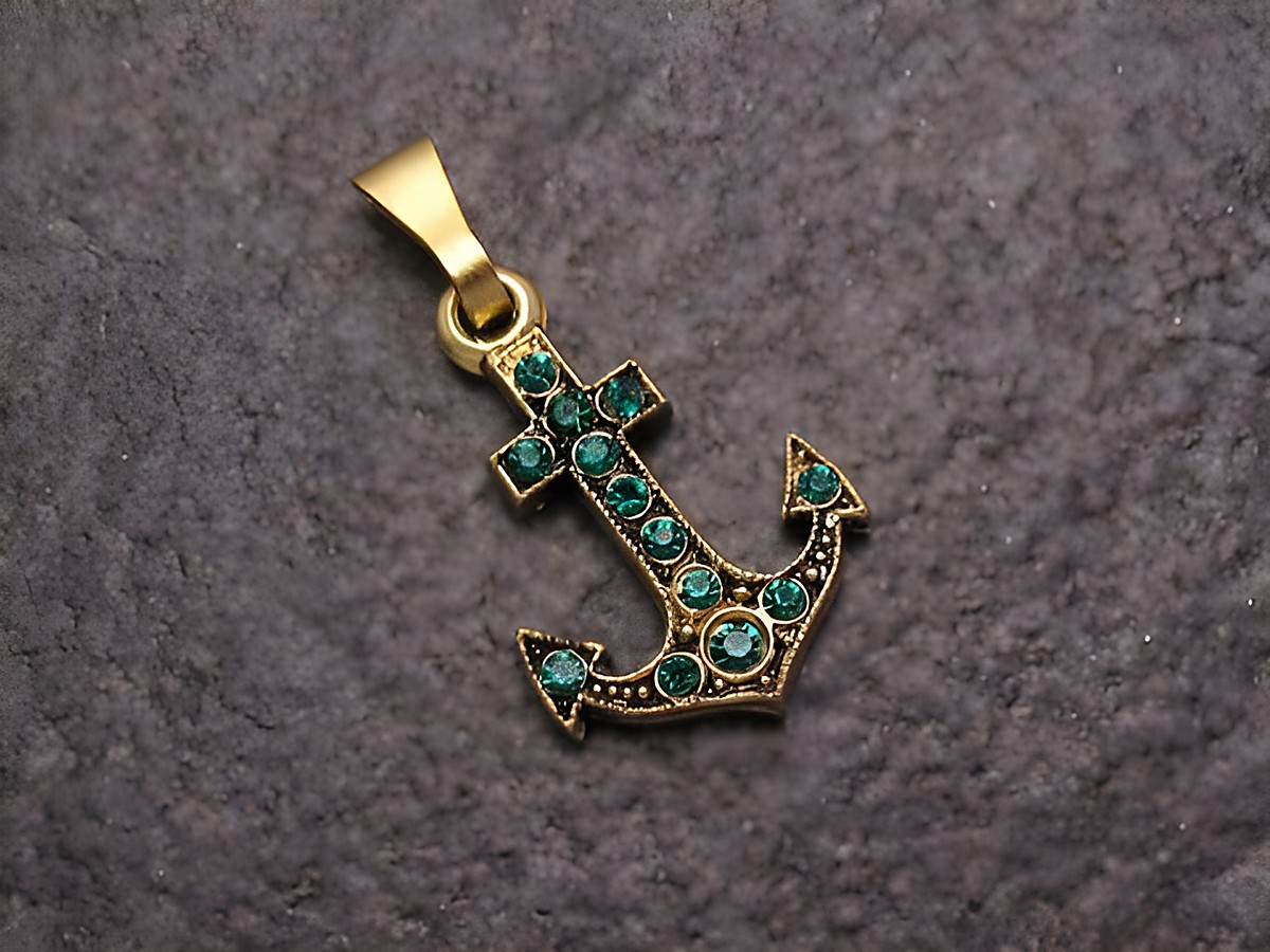 Grüner Strass Anhänger im Ankerdesign von Juwelier Harnisch, ideal für einen sexy City Look, verziert mit funkelnden Steinen in weiteren Formen, goldfarbene Aufhängung.