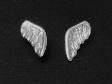 Silber Ohrringe in Form von Flügeln als Ohrstecker, rhodiniert, Hersteller Juwelier Harnisch, ohne Stein, schlichtes und elegantes Design.