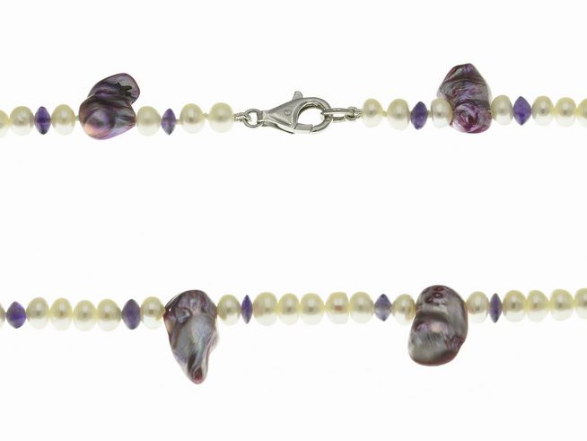 Perlenkette 48 cm in Weiß und Violett, gefertigt aus Süßwasser Zuchtperlen, Perlmutt und Amethyst, mit einem praktischen Verschluss, ideal für elegante Anlässe.