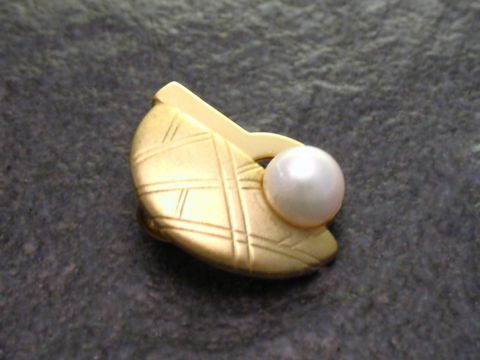 Gold Anhänger ausdrucksstark mit Zuchtperle Gold 585, Hersteller Juwelier Harnisch, mit edlen Perlen verziert, einzigartiges Schmuckstück für besondere Anlässe.