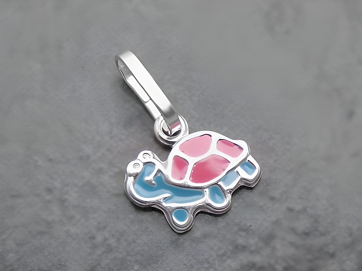 Anhänger in Form einer Schildkröte, aus Sterling Silber mit rosa und türkis lackierter Oberfläche, gefertigt vom Juwelier Harnisch, tierisches Design.
