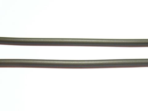 Titanium Kautschuk in der Länge 14 cm mit einem Silber Karabiner von 2 mm, erhältlich bei Juwelier Harnisch. Der Karabiner ist aus hochwertigem Silber gefertigt.