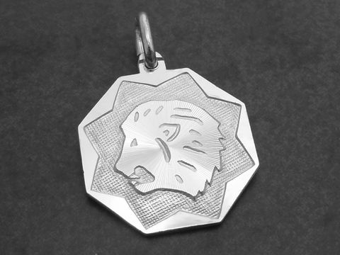 Silber Anhänger Platte mit dem Motiv des Sternzeichens Löwe, Hersteller Juwelier Harnisch, elegant gestaltet mit feinem Detail und schützender Umrahmung.