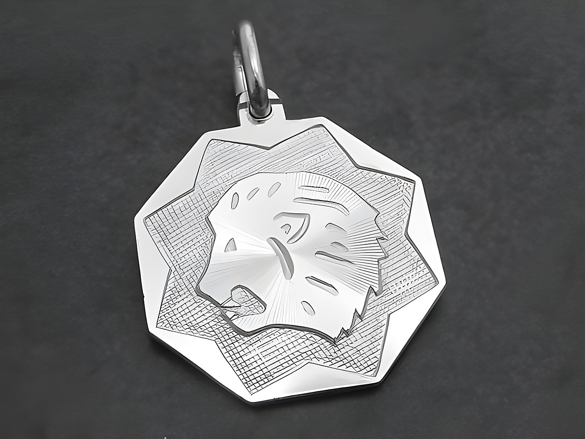 Silber Anhänger Platte mit dem Motiv des Sternzeichens Löwe, Hersteller Juwelier Harnisch, elegant gestaltet mit feinem Detail und schützender Umrahmung.