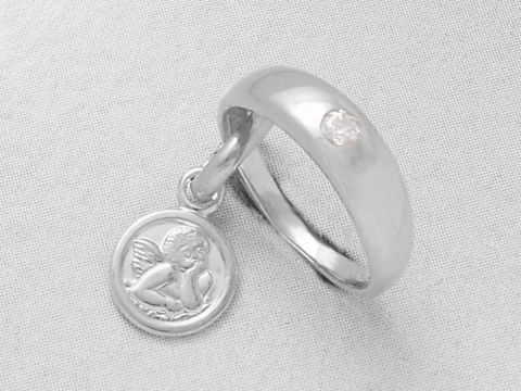 Taufring aus 925 Silber mit Zirkonia, versehen mit einem Schutzengel-Anhänger. Herstellungsdetail: Juwelier Harnisch. Elegantes, zeitloses Design für besondere Anlässe.