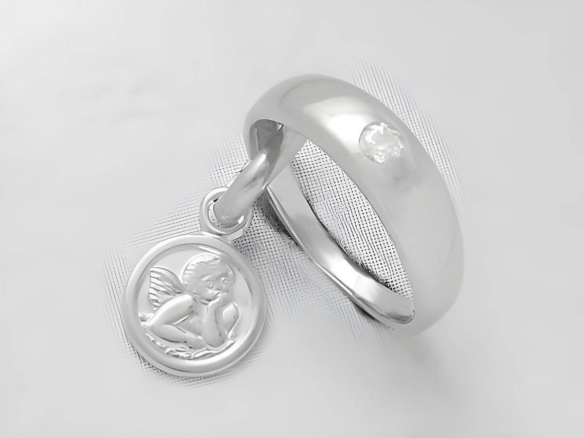Taufring aus 925 Silber mit Zirkonia, versehen mit einem Schutzengel-Anhänger. Herstellungsdetail: Juwelier Harnisch. Elegantes, zeitloses Design für besondere Anlässe.