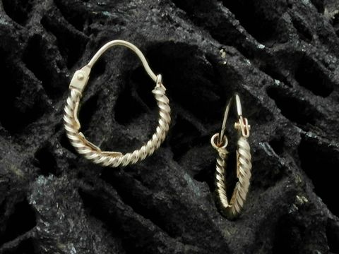 Creolen 1,7 cm aus Gold 585, originell und poliert, vom Hersteller Juwelier Harnisch, bis 25 mm, mit gedrehtem Design, ideal für eleganten Schmuck.