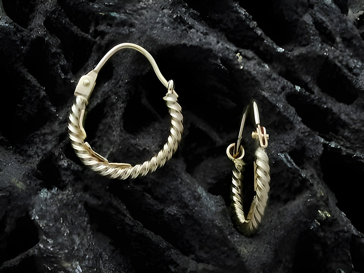 Creolen 1,7 cm aus Gold 585, originell und poliert, vom Hersteller Juwelier Harnisch, bis 25 mm, mit gedrehtem Design, ideal für eleganten Schmuck.
