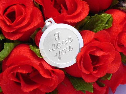 Runde Gravurplatte aus 925 Sterling Silber mit dem eingravierten Text I love you, umgeben von roten Rosen. Hersteller Juwelier Harnisch, ideal als persönliches Geschenk.