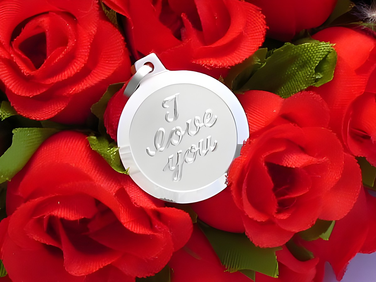 Runde Gravurplatte aus 925 Sterling Silber mit dem eingravierten Text I love you, umgeben von roten Rosen. Hersteller Juwelier Harnisch, ideal als persönliches Geschenk.