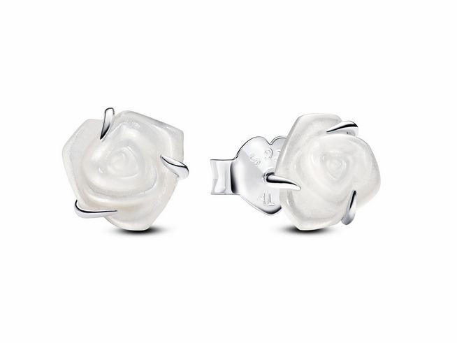 Weiße Ohrstecker in Form einer blühenden Rose aus Bioresin mit synth. Perlmutt in Weiß und einem silbernen Steckverschluss von Pandora. Elegantes und stilvolles Design.