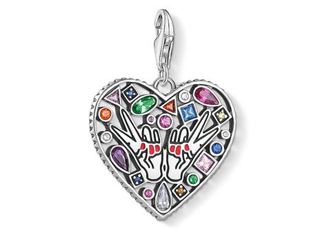 Charm-Anhänger in Herzform von Thomas Sabo, mehrfarbig gestaltet mit bunten Edelsteinen und einem einzigartigen Vintage Ethno-Design, ideal für individuelle Schmuckstücke.