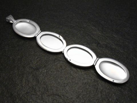 Medaillon aus 925 Sterling Silber für vier Bilder, ovaler Form, vom Hersteller Juwelier Harnisch, mit schlichten, eleganten Fächern zum Einlegen von Fotos.