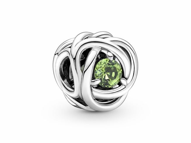 Der Pandora Frühling Grün Eternity Kreis Charm in Silber zeigt ein kunstvolles Design mit einem zentralen grünen Kristall, umgeben von geschwungenen Silberbändern.