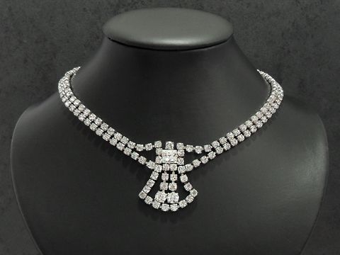 Strass Collier Kette weiblich weiß 42,5 cm Strasskette mit silberfarbener Fassung, funkelnde Steine in eleganter Anordnung, ideal für besondere Anlässe, Hersteller Juwelier Harnisch.