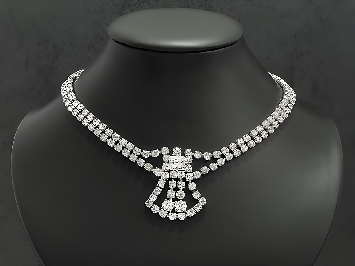 Strass Collier Kette weiblich weiß 42,5 cm Strasskette mit silberfarbener Fassung, funkelnde Steine in eleganter Anordnung, ideal für besondere Anlässe, Hersteller Juwelier Harnisch.