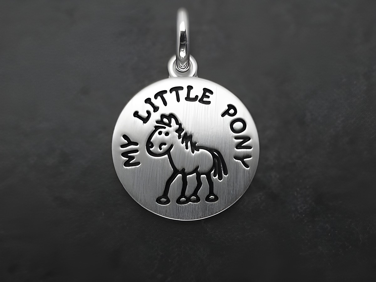 Silber Anhänger My little Pony 925 Sterling Silber mit einem niedlichen Pferdchen und der Aufschrift My little Pony, Hersteller Juwelier Harnisch, als Glücksbringer geeignet.