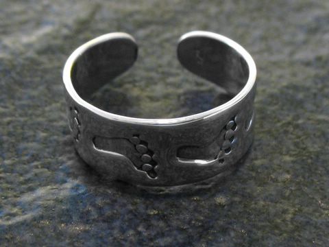 Sterling Silber Zehenring geschwärzt mit Fußabdrücken, geeignet für kleine Füße, Hersteller Juwelier Harnisch. Ein schön gestalteter Zehenring für modische Akzente.