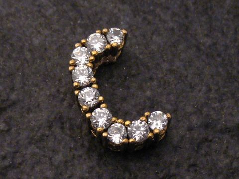 C Gold Buchstaben Anhänger mit Initialen C, verziert mit Zirkonia, hergestellt von Juwelier Harnisch. Elegantes Design auf schwarzem Hintergrund, ideal für persönliche Schmuckstücke.
