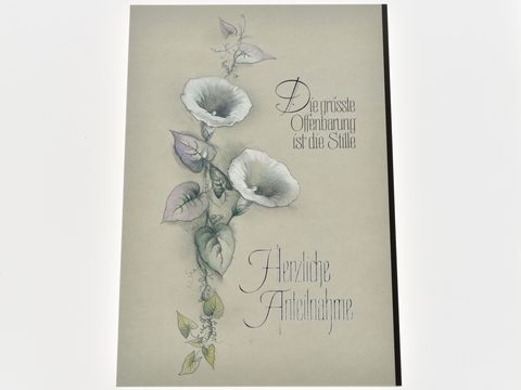 Trauerkarte mit sanften Blüten und Blättern in zarten Farben. Der Text betont die Stille und drückt herzliche Anteilnahme aus. Hersteller ist Juwelier Harnisch.