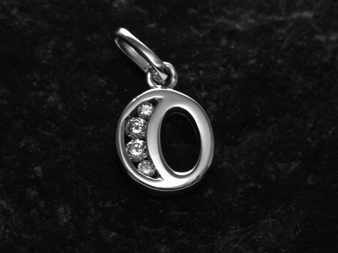 Silber rhodinierten Anhänger in Form des Buchstabens O mit Zirkonia-Steinen, Hersteller Juwelier Harnisch, elegant und funkelnd, perfekt für jeden Anlass.