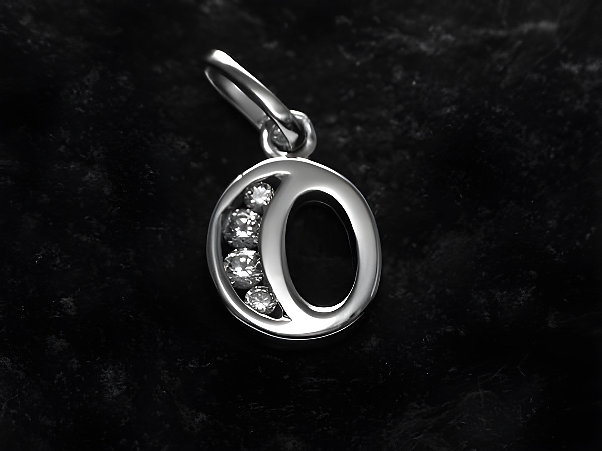 Silber rhodinierten Anhänger in Form des Buchstabens O mit Zirkonia-Steinen, Hersteller Juwelier Harnisch, elegant und funkelnd, perfekt für jeden Anlass.