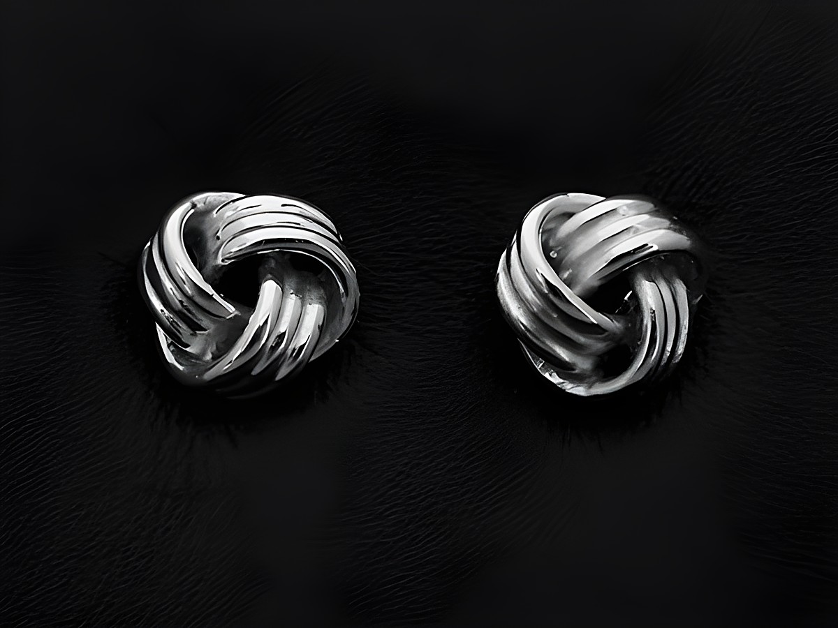 Silber Ohrringe in Knoten-Design, rhodiniert und modisch, als Ohrstecker ohne Stein vom Hersteller Juwelier Harnisch. Ideal für jeden Anlass.