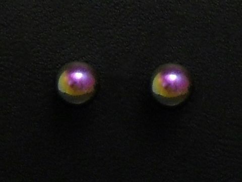 Bunte 3 mm Ohrstecker aus Edelstahl von Juwelier Harnisch. Die Stecker zeigen eine schimmernde Oberfläche in verschiedenen Farben und sind perfekt für jeden Anlass.