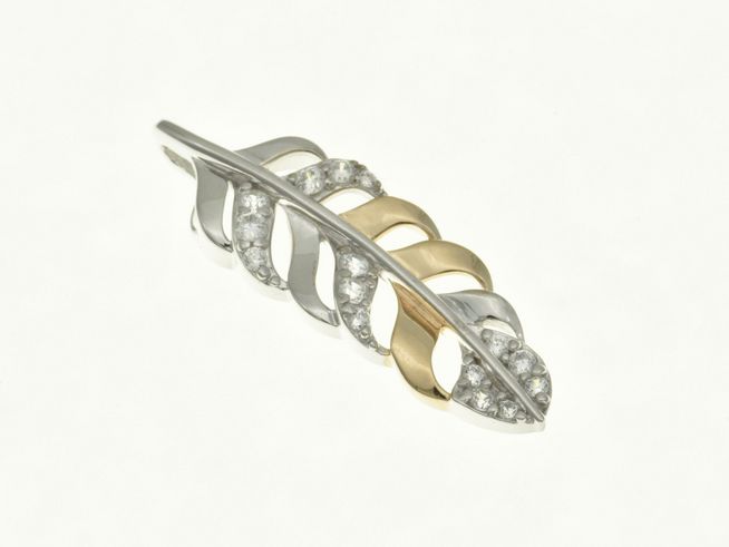 Feder Anhänger aus rhodiniertem Sterling Silber und Bicolor vergoldet mit Zirkonia, hergestellt von Juwelier Harnisch, elegantes Design in Form einer Feder mit funkelnden Steinen.