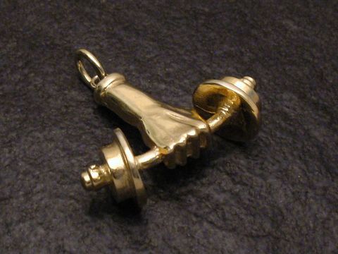 Hanteltraining Anhänger aus Silber vergoldet, sportliches Design, handgefertigt vom Hersteller Juwelier Harnisch, ideal für Sportbegeisterte und Fitnessliebhaber.