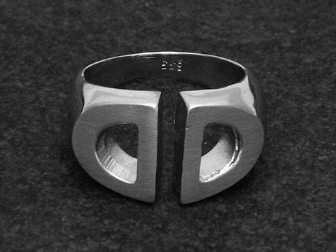 Silberring Rho in grafischer Form, wenig verstellbar, ohne Stein, rhodiniert, Hersteller Juwelier Harnisch, modernes und elegantes Design.