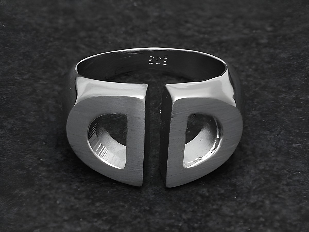 Silberring Rho in grafischer Form, wenig verstellbar, ohne Stein, rhodiniert, Hersteller Juwelier Harnisch, modernes und elegantes Design.