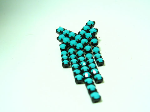 60362-0 Wunderschöne Brosche in Türkis mit teils gefassten Steinen im Look von Juwelier Harnisch, neu und elegant gestaltet für besondere Anlässe.