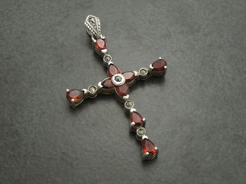 Kreuz Anhänger aus Sterling Silber mit Granat und Markasiten, detailreiche Gestaltung mit tropfenförmigen und runden Steinen, hergestellt von Juwelier Harnisch.