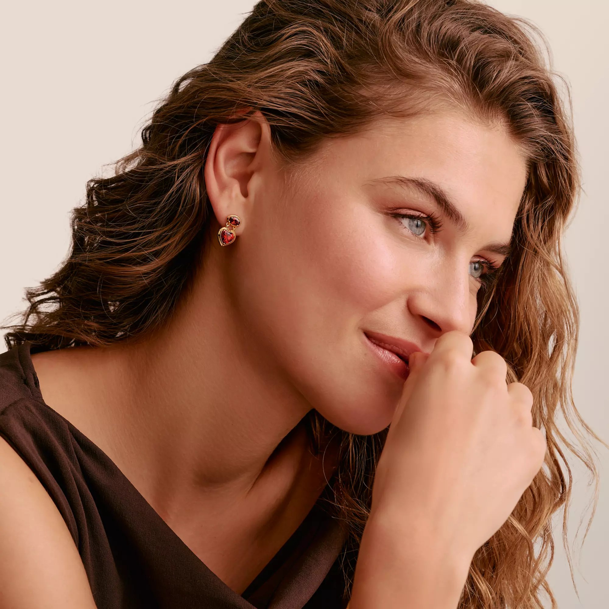 Thomas Sabo Ohrstecker Herz Granatrot ELYNDRA 18k Vergoldung – Silber – Zirkonia – Ansicht 4