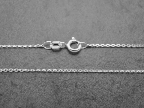 Anker Kette aus Weißgold 585, 50 cm lang, diamantiert, mit einer Stärke von 0,8 x 0,8 mm, präsentiert die Schließe und Glieder. Hersteller ist Juwelier Harnisch.