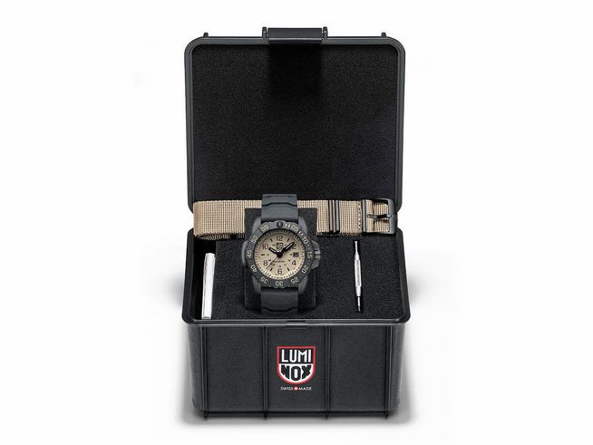 Luminox XS.3251.CBNSF.SET NAVY SEAL STEEL 3250 SERIES Uhr in schwarzem Gehäuse mit beigem Zifferblatt, präsentiert in einer schwarzen Box mit Zubehör.