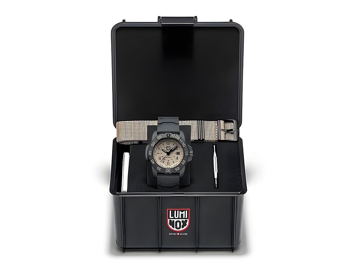 Luminox XS.3251.CBNSF.SET NAVY SEAL STEEL 3250 SERIES Uhr in schwarzem Gehäuse mit beigem Zifferblatt, präsentiert in einer schwarzen Box mit Zubehör.