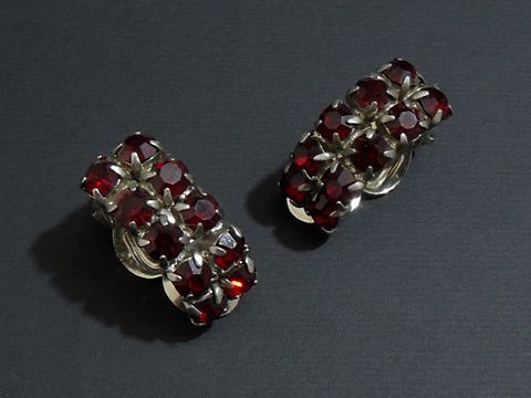 Strass Ohrclips in galantem Design, rubinrot und silberfarben, Hersteller Juwelier Harnisch, elegantes Schmuckstück für besondere Anlässe.